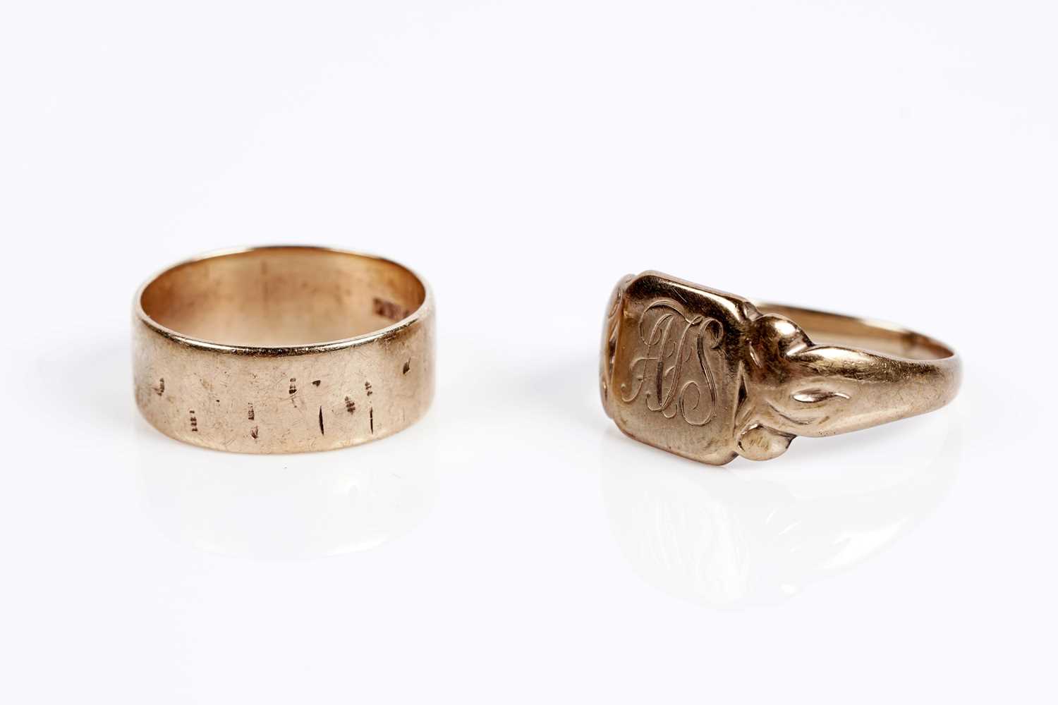 Lot 633 - A 9ct yellow gold signet ring; and a 9ct yellow gold wedding band
