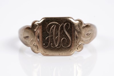 Lot 633 - A 9ct yellow gold signet ring; and a 9ct yellow gold wedding band