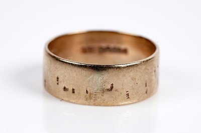 Lot 633 - A 9ct yellow gold signet ring; and a 9ct yellow gold wedding band