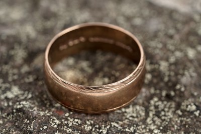 Lot 635 - A 9ct yellow gold wedding band