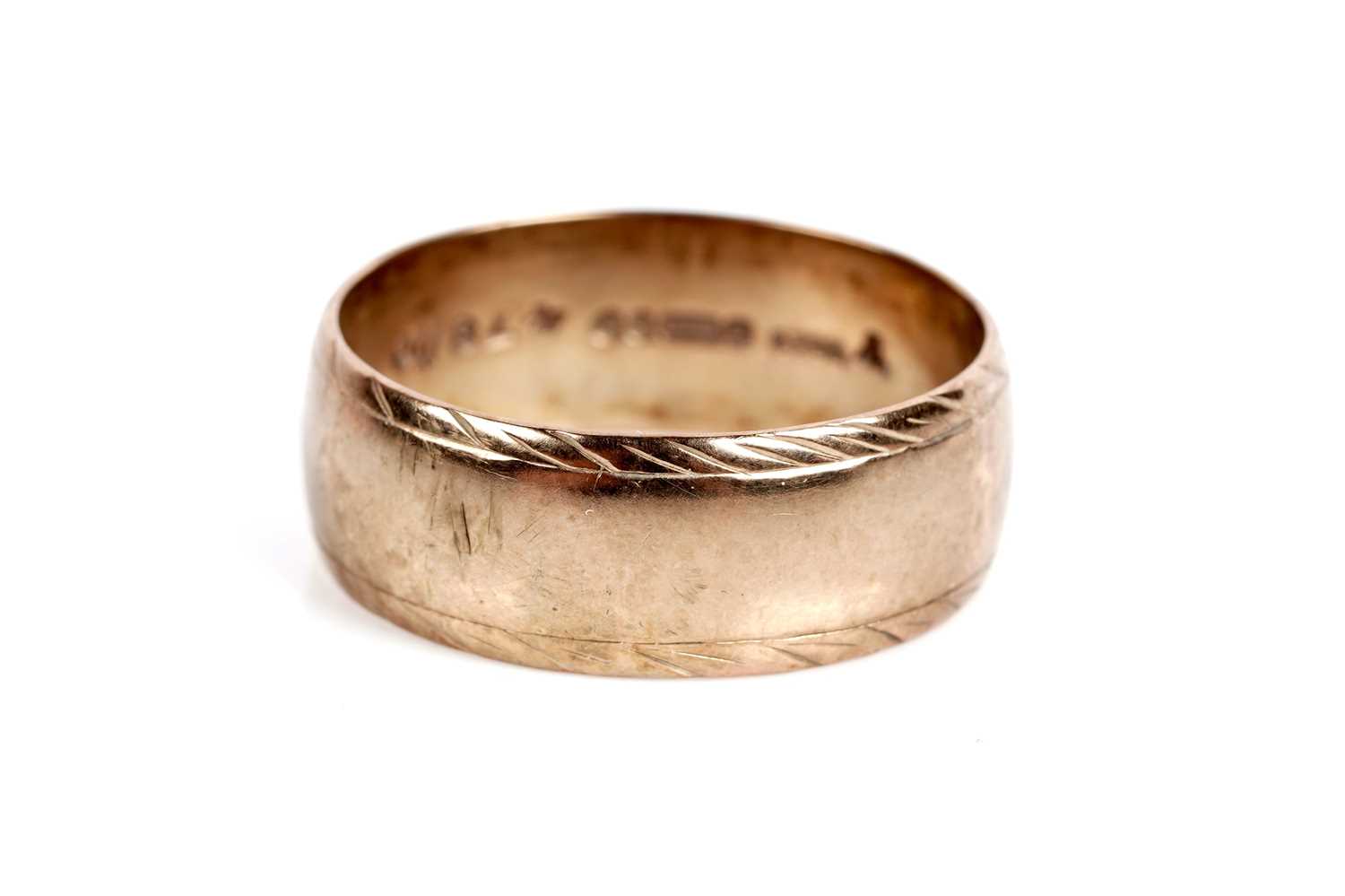 Lot 635 - A 9ct yellow gold wedding band