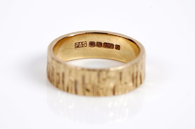 Lot 624 - Two 18ct yellow gold wedding bands