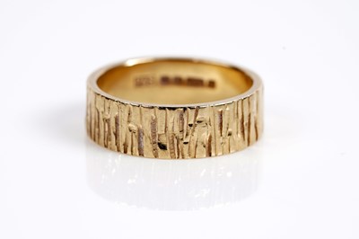 Lot 624 - Two 18ct yellow gold wedding bands