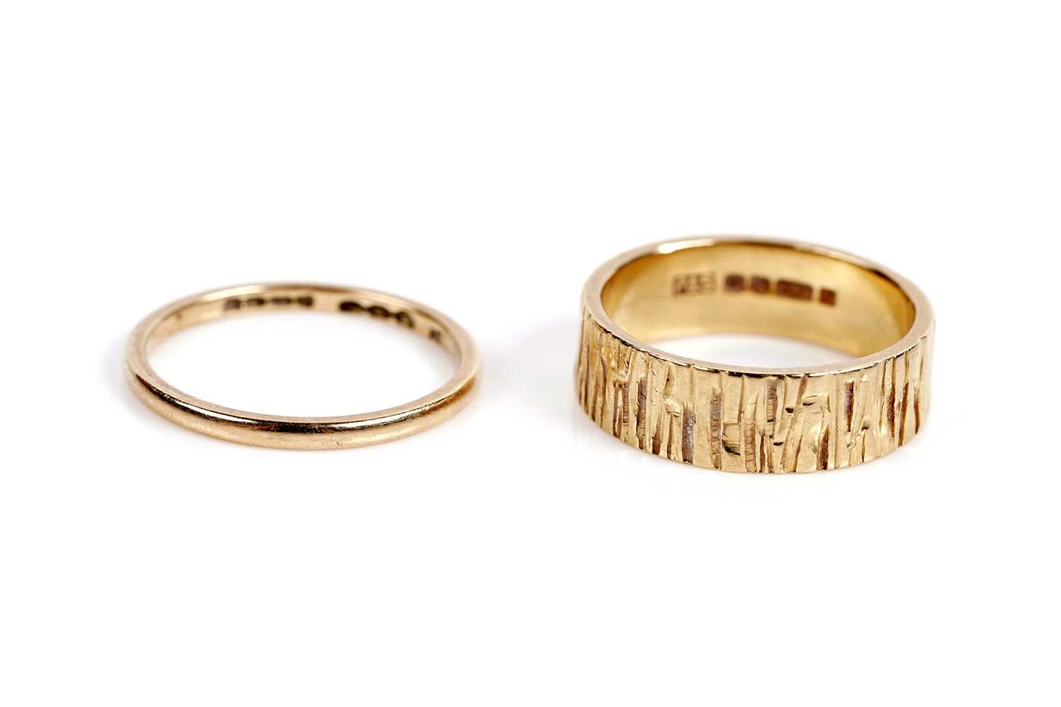 Lot 624 - Two 18ct yellow gold wedding bands
