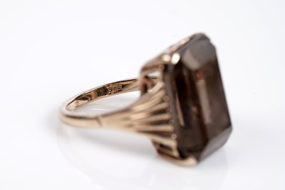 Lot 625 - A smoky quartz cocktail ring; and a garnet single stone ring