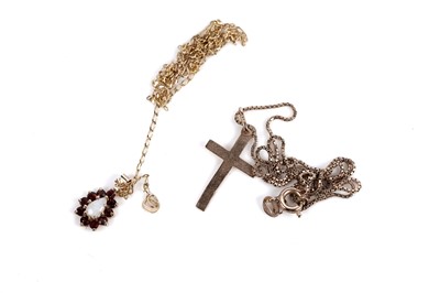 Lot 588 - A selection of gold and other necklaces