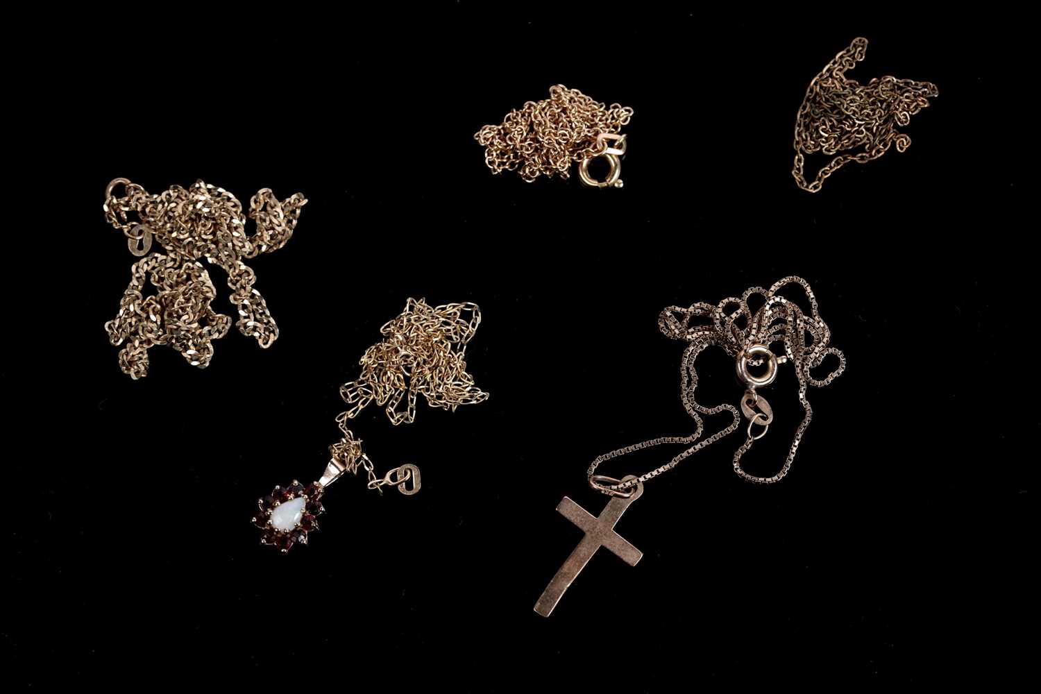 Lot 588 - A selection of gold and other necklaces