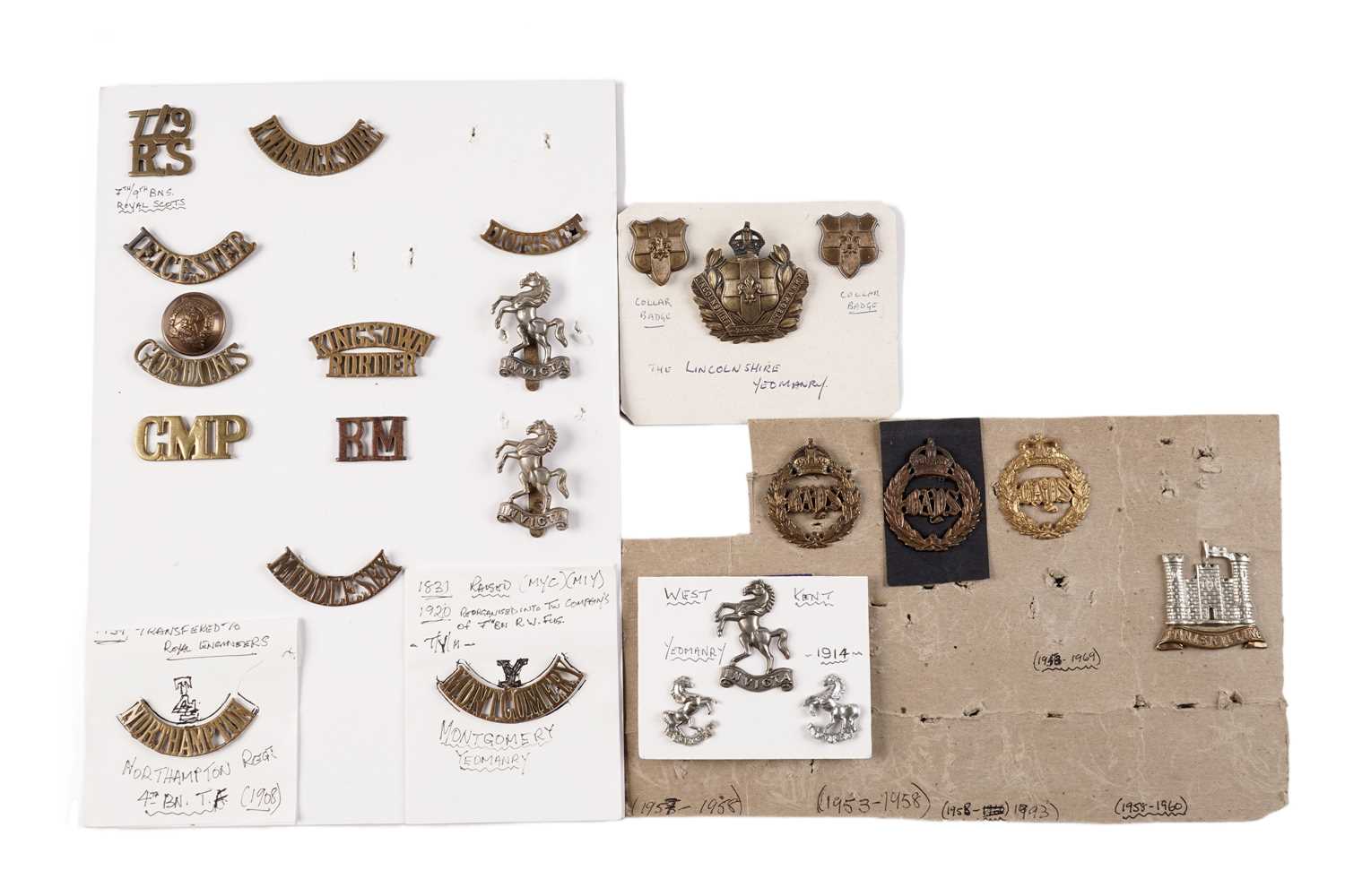 Lot 109 - A selection of British military cap badges, collar badges, titles and buttons