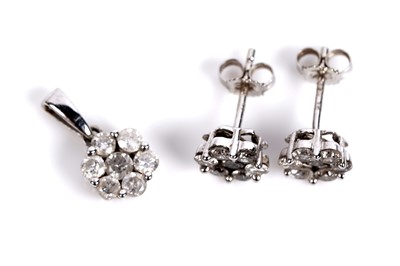 Lot 689 - A diamond flower cluster pendant and earring set