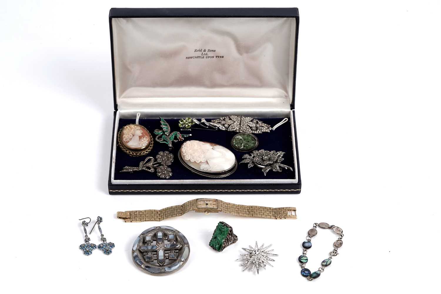 Lot 675 - A selection of silver and costume jewellery