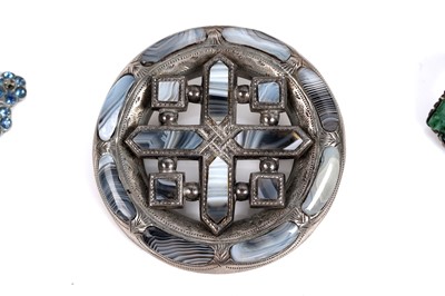 Lot 675 - A selection of silver and costume jewellery