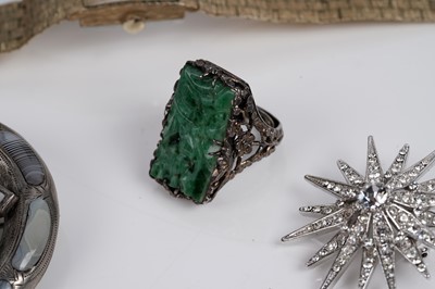 Lot 675 - A selection of silver and costume jewellery