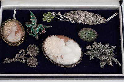 Lot 675 - A selection of silver and costume jewellery