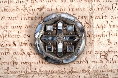 Lot 675 - A selection of silver and costume jewellery