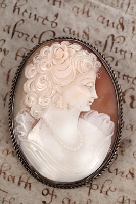 Lot 675 - A selection of silver and costume jewellery