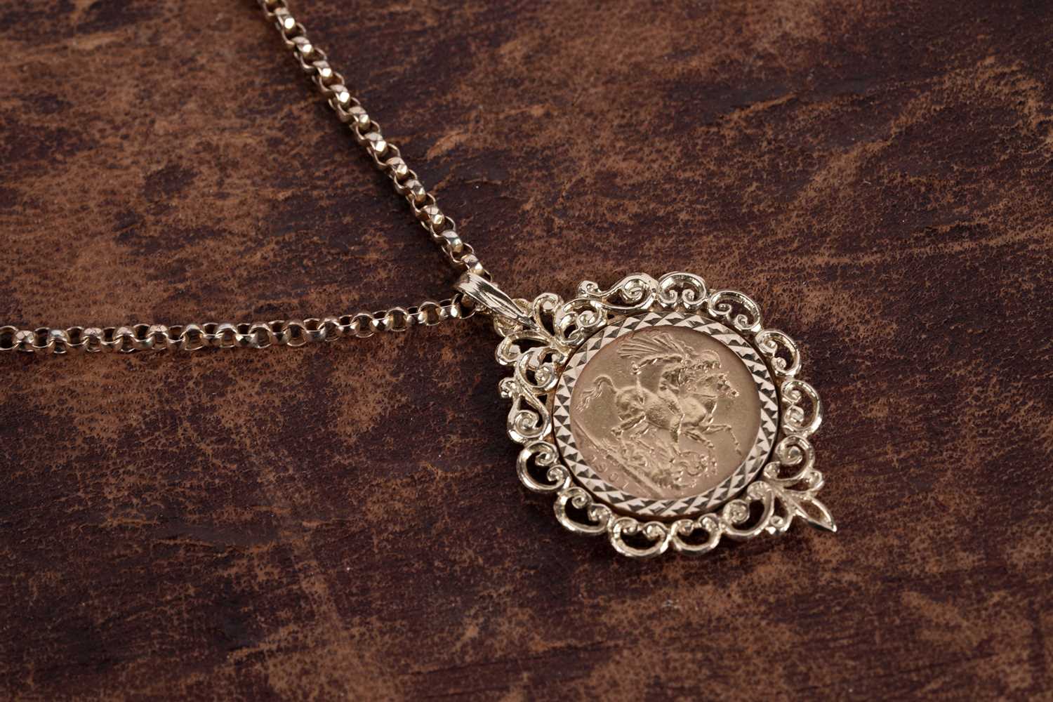 Lot 693 - A Queen Victoria gold sovereign pendant necklace