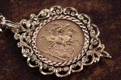 Lot 693 - A Queen Victoria gold sovereign pendant necklace