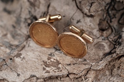 Lot 694 - A pair of Edward VII gold half sovereign cufflinks