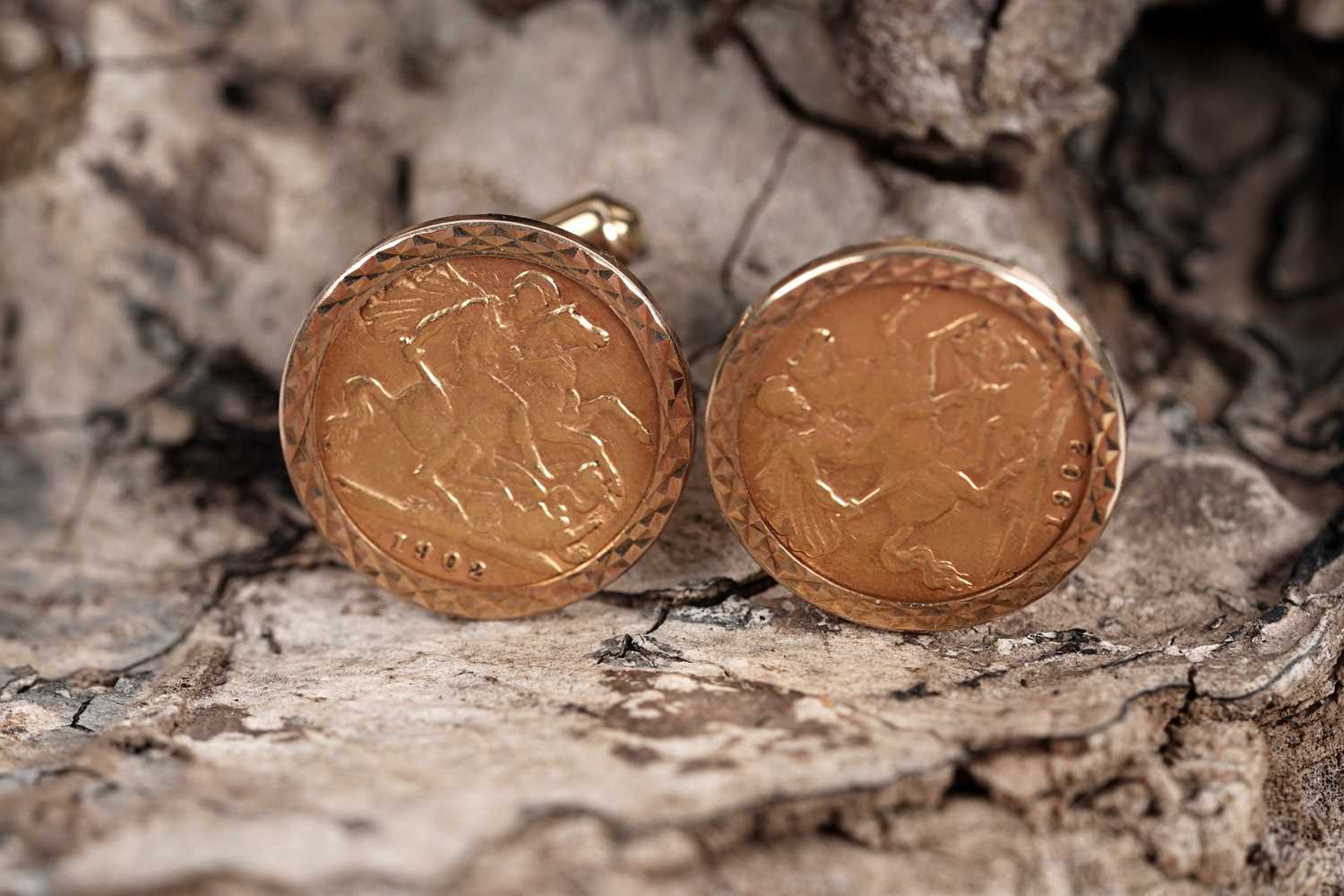 Lot 694 - A pair of Edward VII gold half sovereign cufflinks