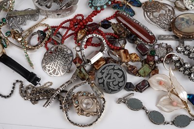 Lot 661 - A selection of silver and costume jewellery