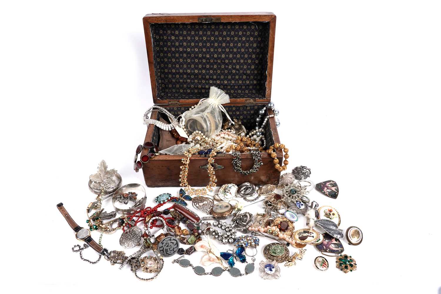 Lot 661 - A selection of silver and costume jewellery