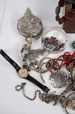 Lot 661 - A selection of silver and costume jewellery