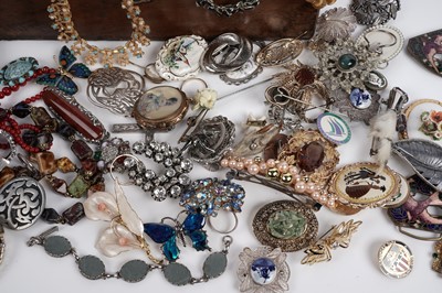 Lot 661 - A selection of silver and costume jewellery