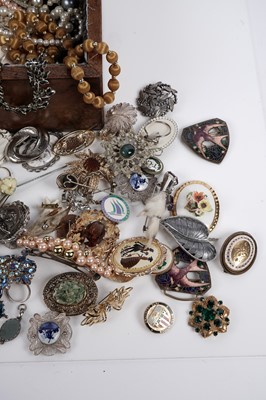 Lot 661 - A selection of silver and costume jewellery
