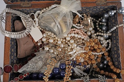 Lot 661 - A selection of silver and costume jewellery