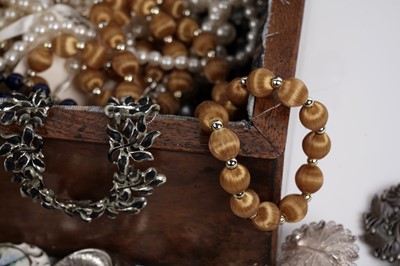 Lot 661 - A selection of silver and costume jewellery