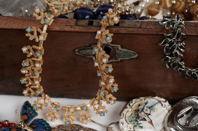 Lot 661 - A selection of silver and costume jewellery