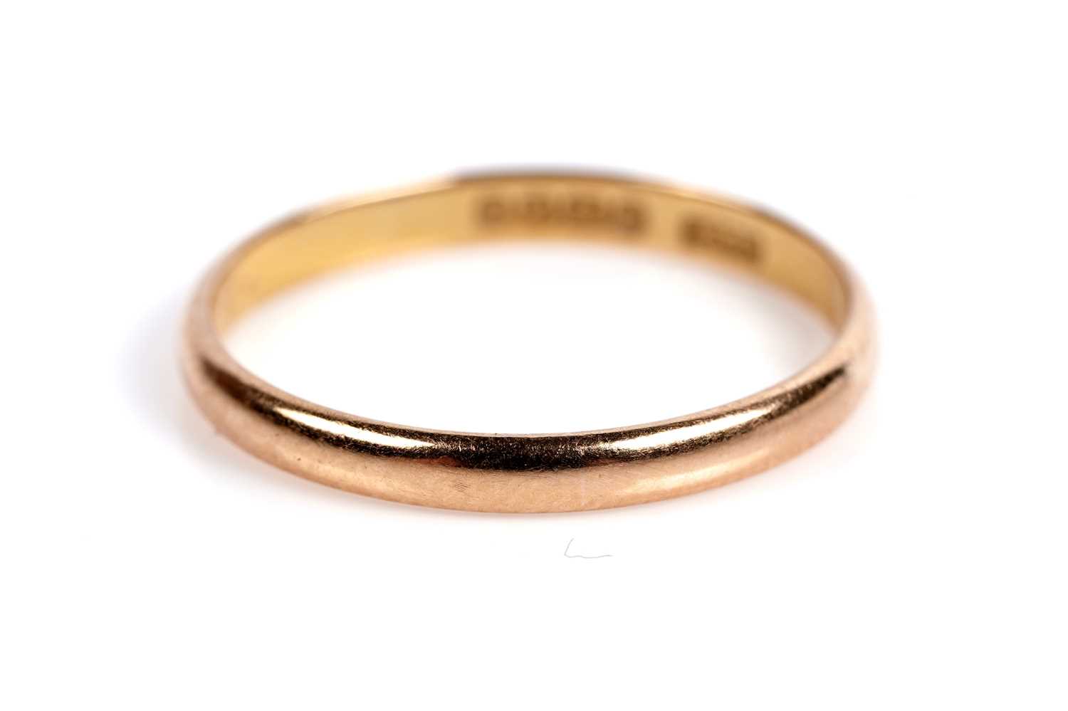 Lot 657 - A 22ct gold wedding band