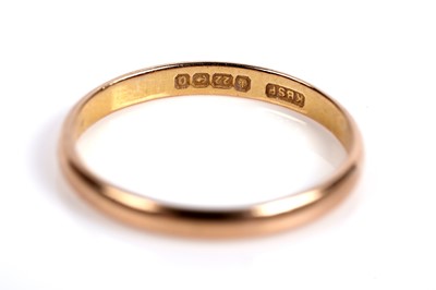 Lot 657 - A 22ct gold wedding band