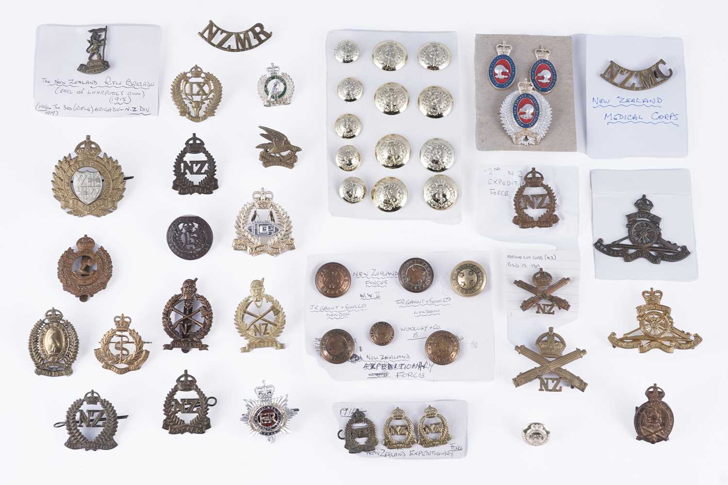 Lot 136 - A collection of New Zealand military regimental cap badges and other items
