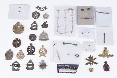 Lot 136 - A collection of New Zealand military regimental cap badges and other items