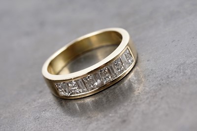 Lot 579 - A half-hoop diamond ring