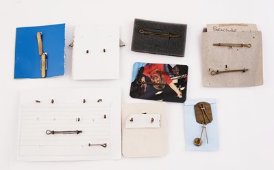 Lot 160 - Parachute Regiment and Army Air Corps badges, titles, buttons and others