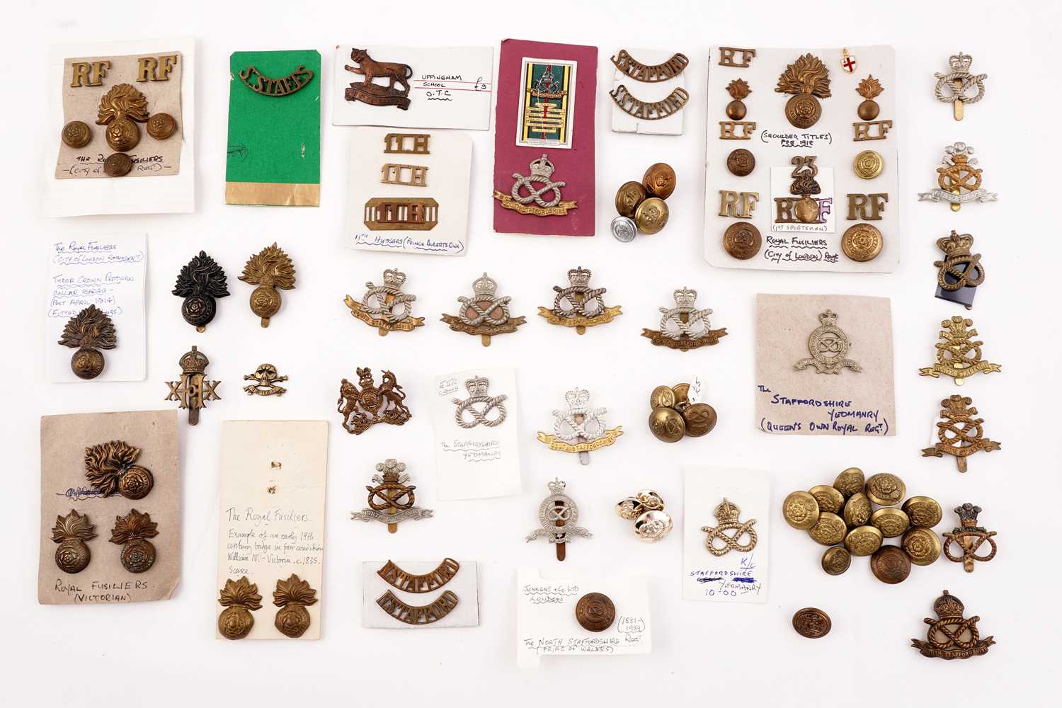 Lot 162 - ﻿﻿A selection of British military cap badges, buttons, titles, collars and other items