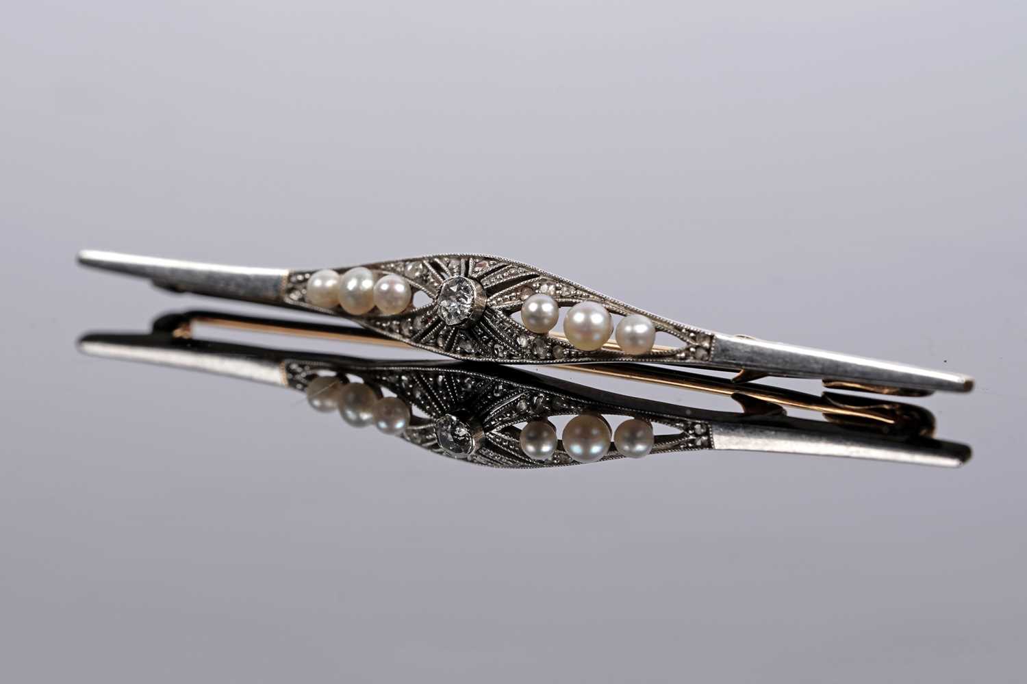 Lot 532 - An Art Deco diamond and pearl bar brooch