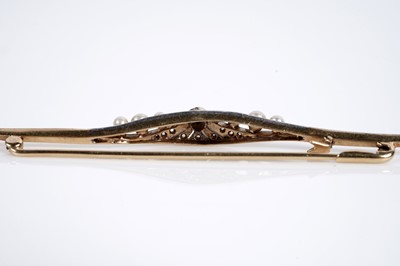 Lot 532 - An Art Deco diamond and pearl bar brooch