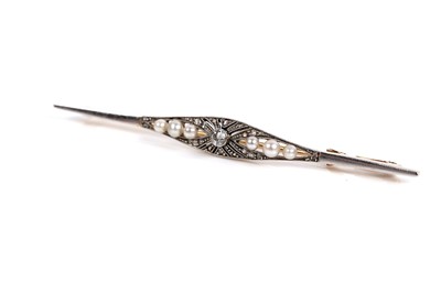 Lot 532 - An Art Deco diamond and pearl bar brooch