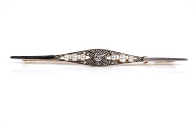 Lot 532 - An Art Deco diamond and pearl bar brooch