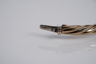 Lot 567 - A 9ct spiral fluted gold bangle