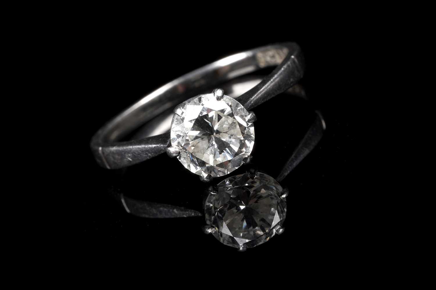 Lot 580 - A solitaire diamond ring