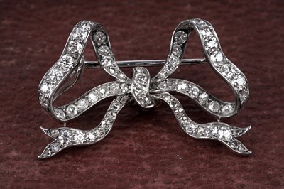 Lot 582 - A Victorian diamond bow pattern brooch