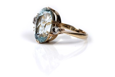 Lot 586 - An aquamarine and diamond ring