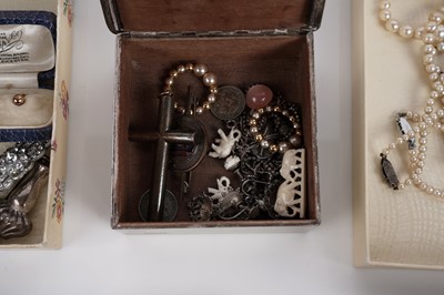 Lot 542 - Antique costume jewellery and watches
