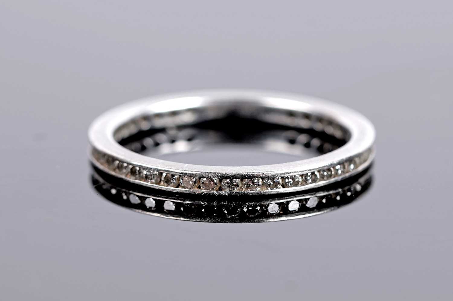 Lot 541 - A contemporary Theo Fennell diamond eternity ring