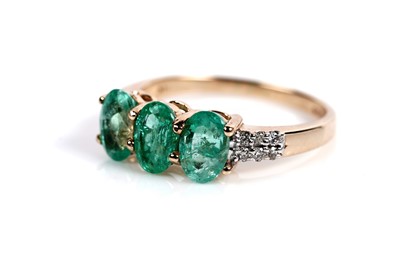 Lot 515 - An emerald and diamond ring