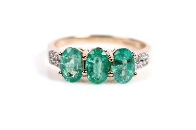 Lot 515 - An emerald and diamond ring